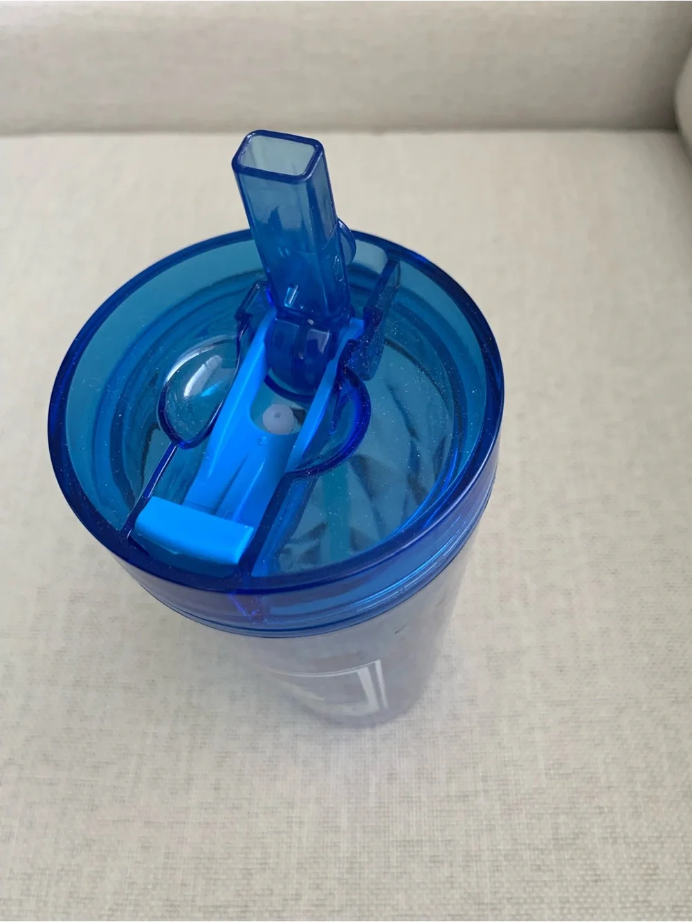 Blue Plastic Tumbler Cup 18 oz w Lid & Straw, BPA-Free, Geometric